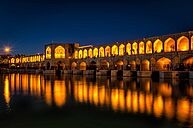 beleuchtete Brücke in Isfahan bei Nacht